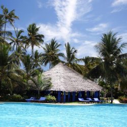 breezes_pool_with_dhow_bar_background